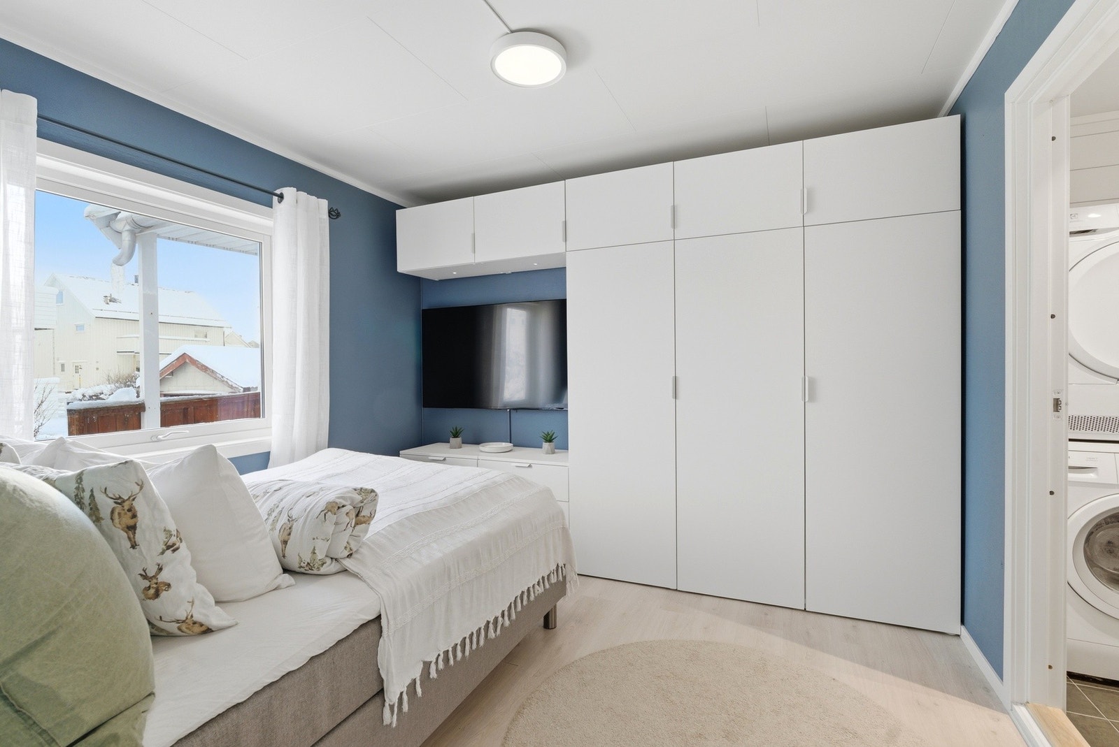 Stort og romslig soverom! Godt med garderobe plass. Galleribilde