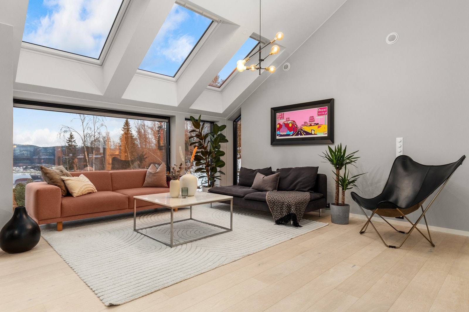 Boligen har en åpen stue/kjøkken løsning i moderne fargevalg. Galleribilde