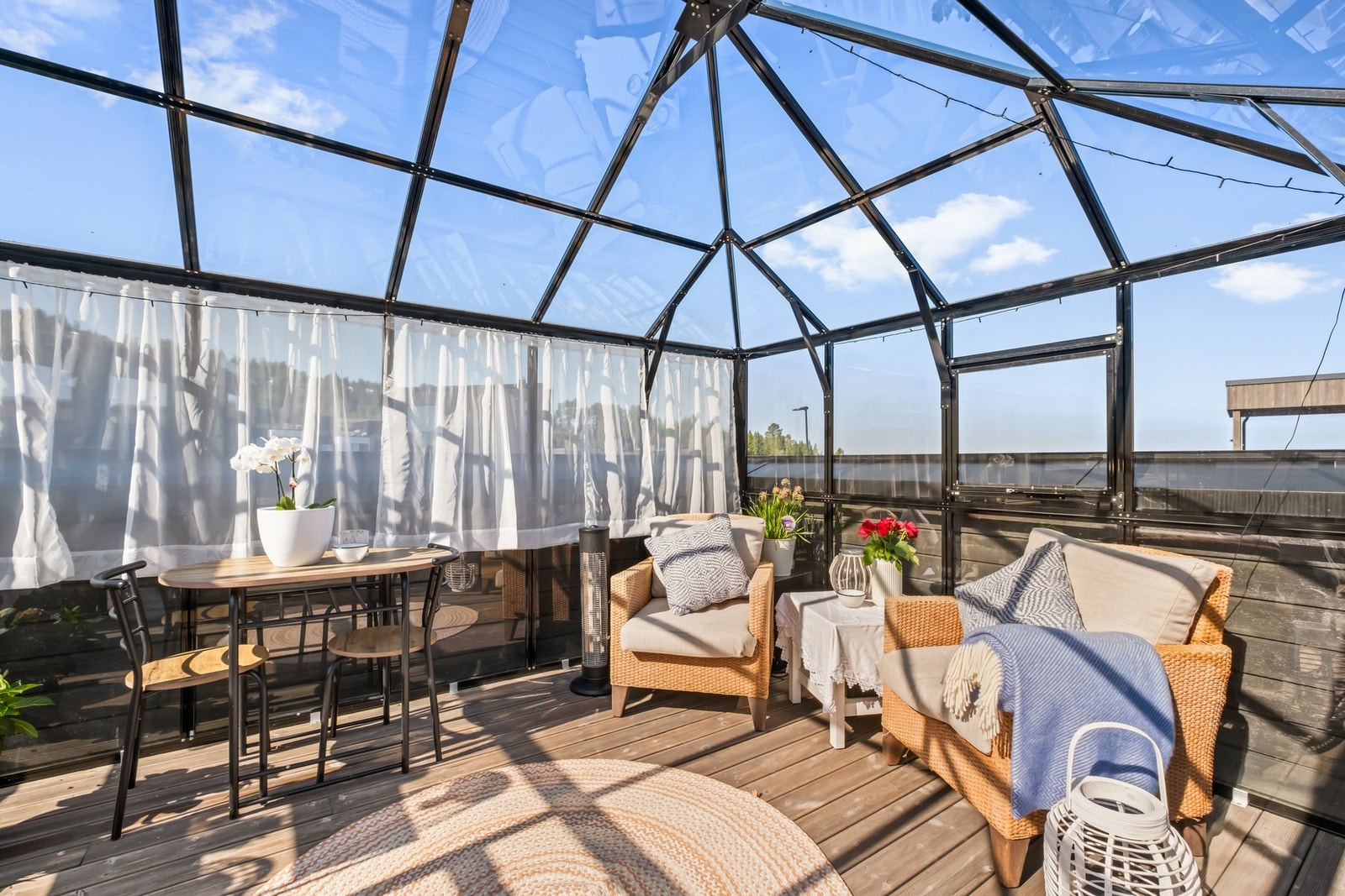 Orangeri på verandaen som forlenger den trønderske sommersesongen. Galleribilde