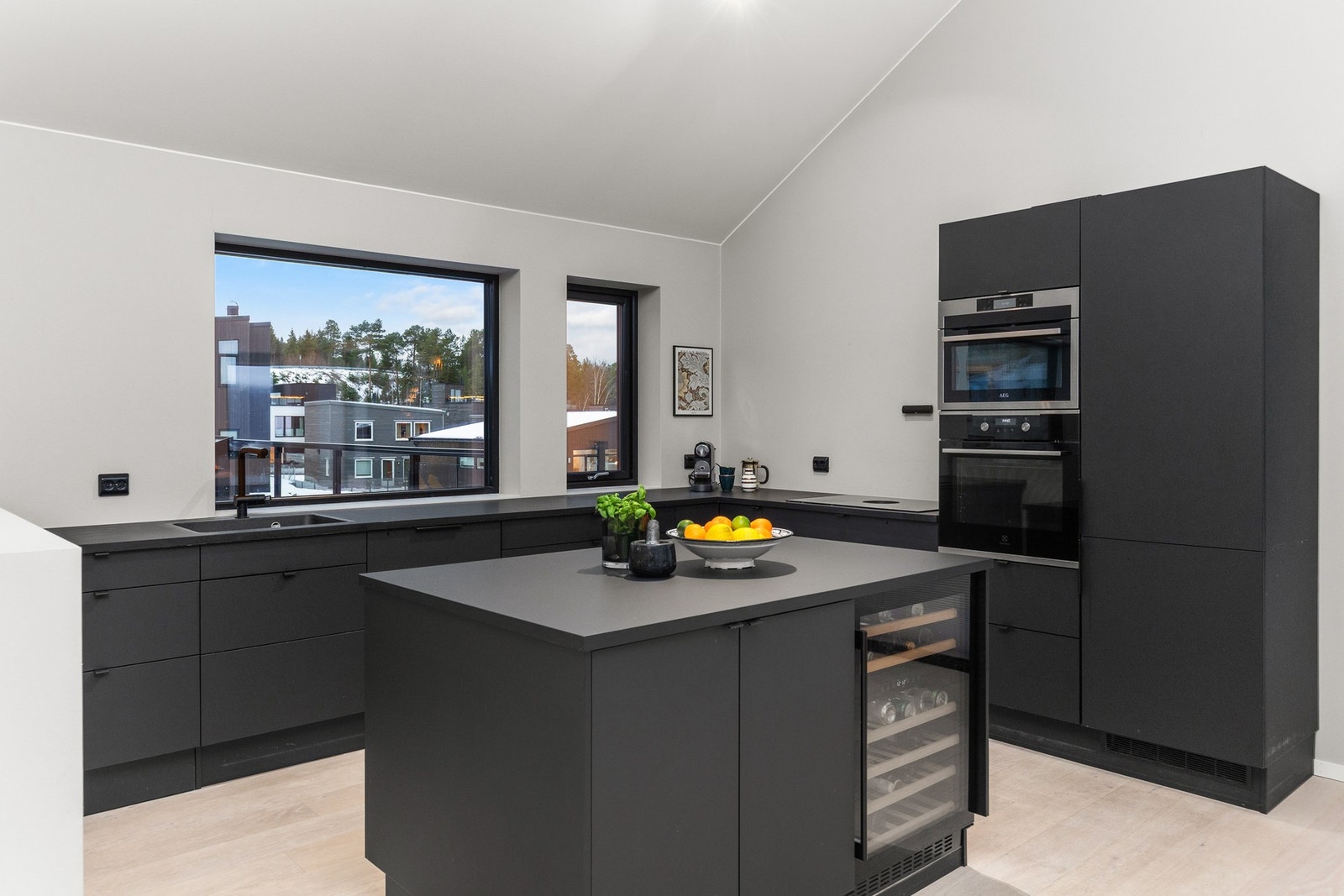 Kjøkkenøy med integrert vinskap som gir ekstra preg av kvalitet og luksus. Galleribilde