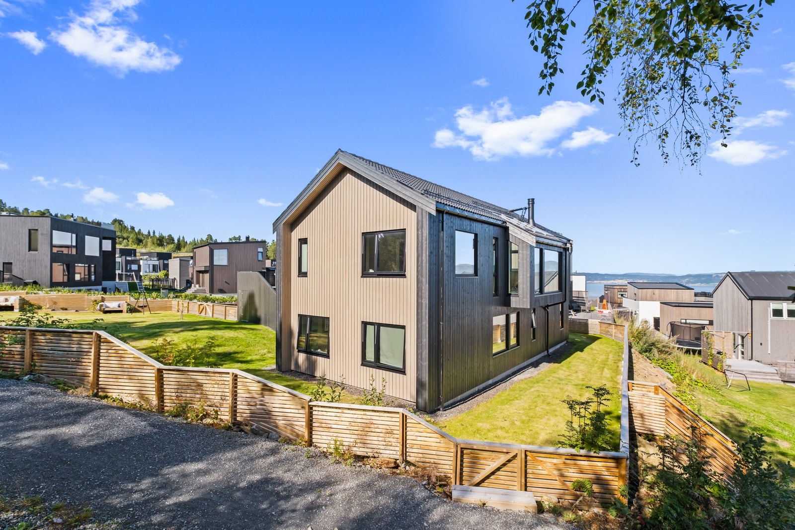 I nærheten av boligen har du blant annet idrettsanlegg, Sveberg barnehage og barneskole. Sveberg handelspark ligger i gangavstand fra boligen. Galleribilde