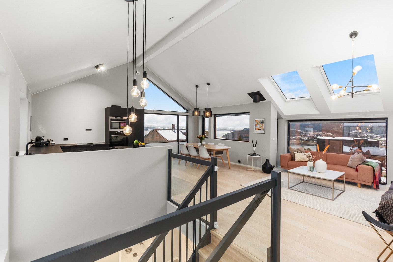 Romslig stue/kjøkken løsning som utgjør 51,5 kvm. Galleribilde