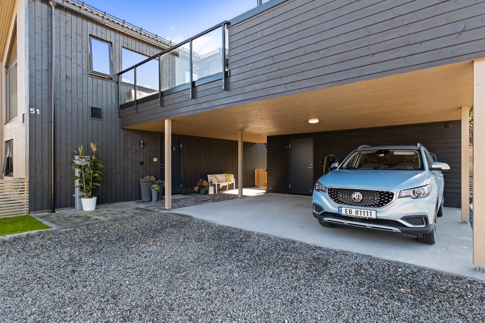 Parkeringsplass i carport. Galleribilde