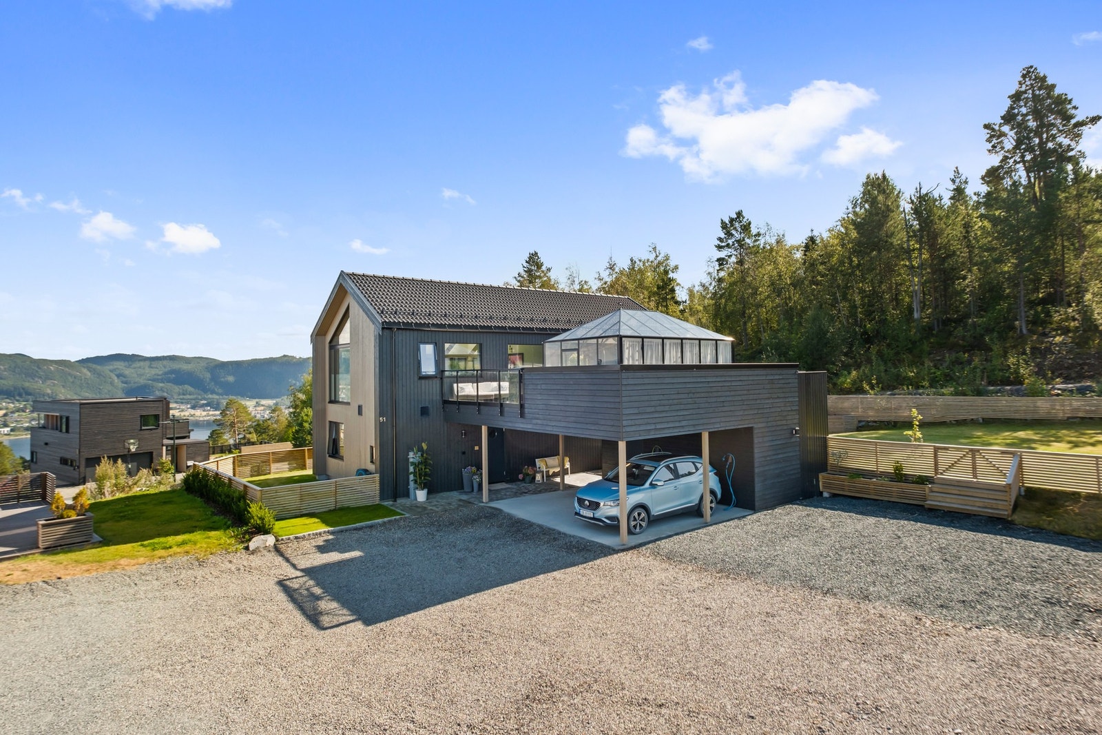 Boligen har stor tomt med pent opparbeidet hage som grenser til friområde. Gode parkeringsmuligheter på tomten. Galleribilde