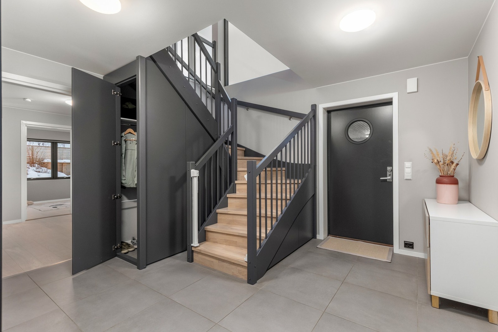 I den romslige gangen finner du et skap som gir plass til oppbevaring av yttertøy. Galleribilde