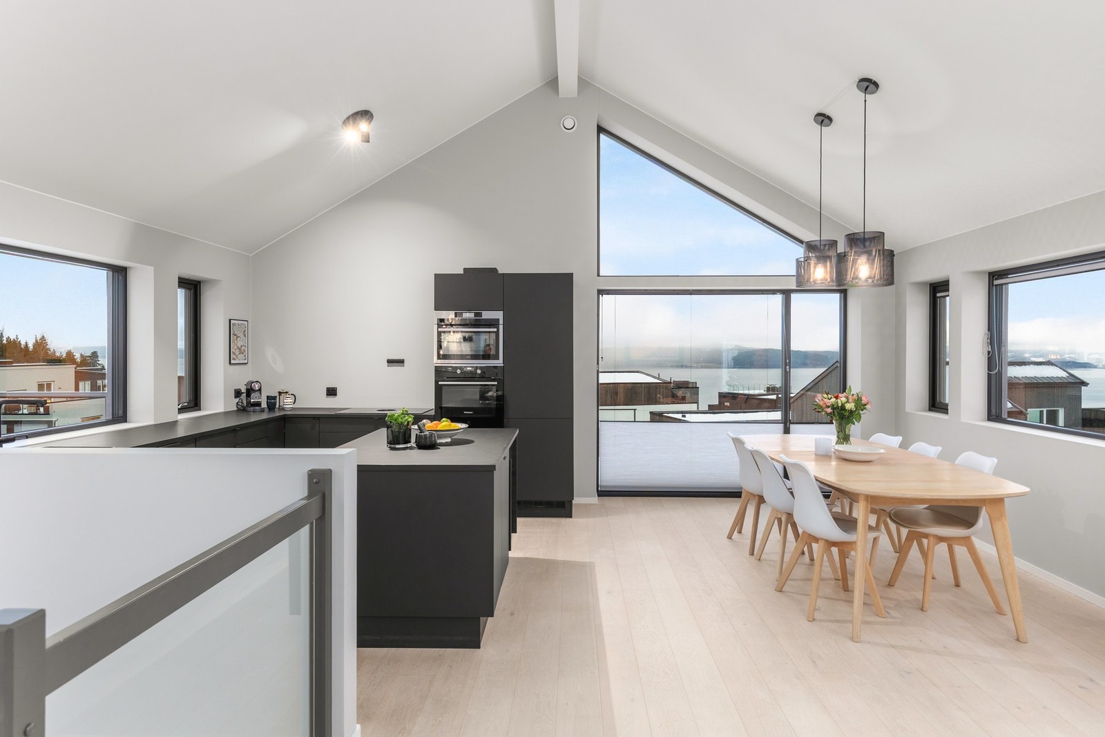 God planløsning som skaper en naturlig overgang fra stue til kjøkken. Galleribilde