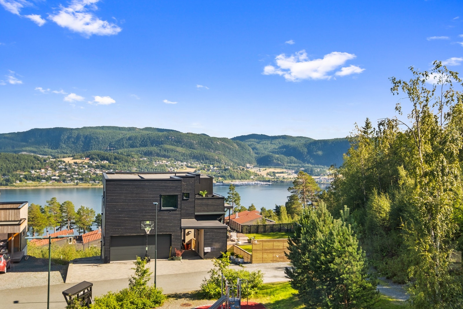 Fra boligen kan du nyte en fantastisk utsikt over fjorden. Galleribilde