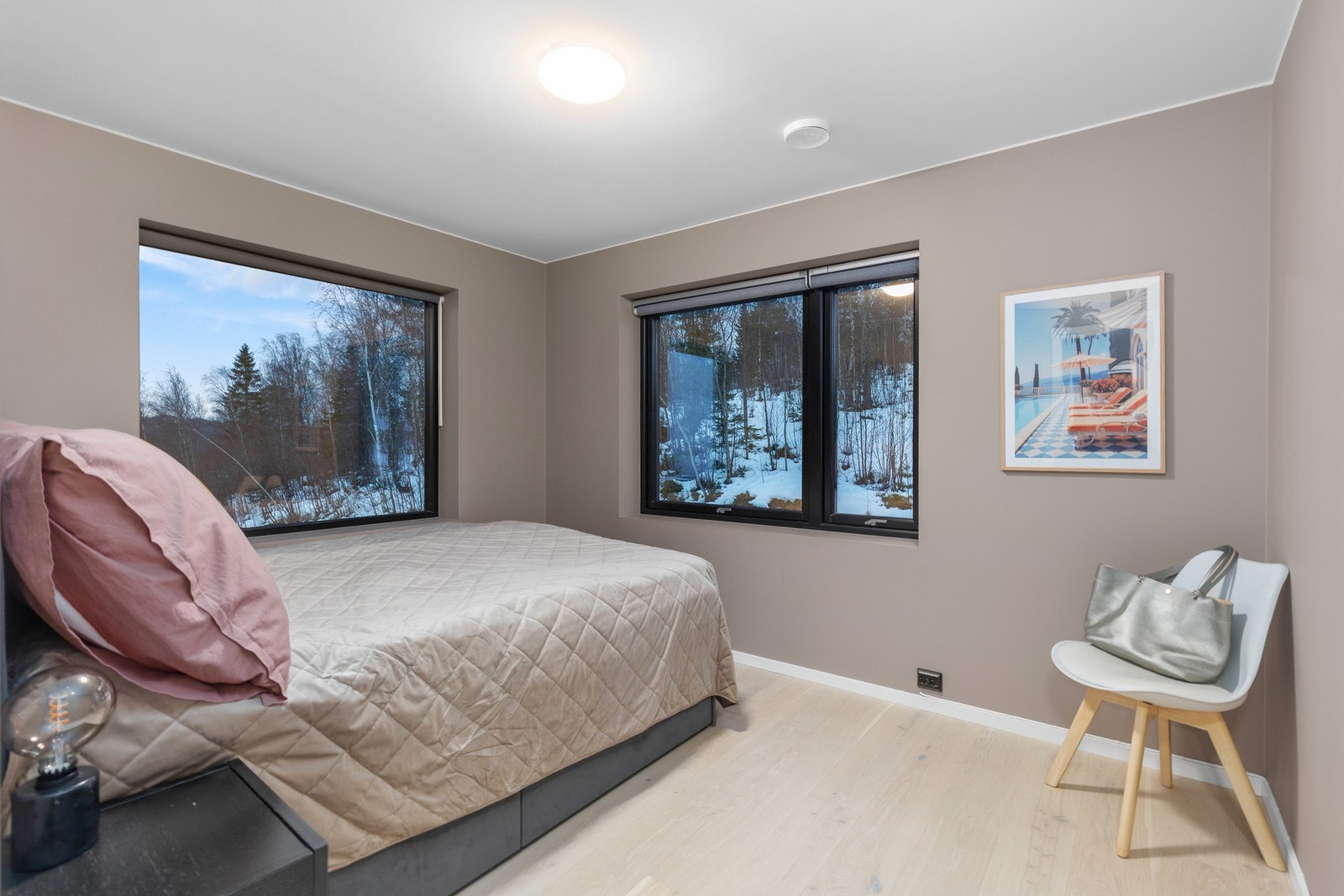 Lunt soverom i 2. etasje med god plass til å innrede med en stor seng. Galleribilde