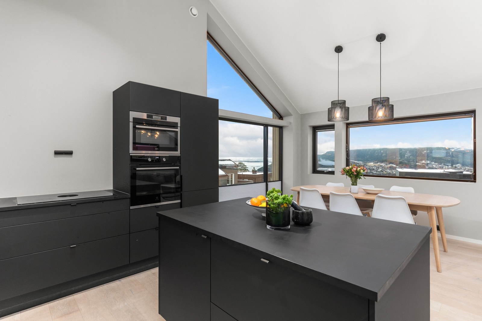 Stilren kjøkkeninnredning i moderne utførelse. Kjøkkenet er utstyrt med: integrert oppvaskmaskin, stekeovn, platetopp, mikrobølgeovn og kjøl/fryseskap. Galleribilde