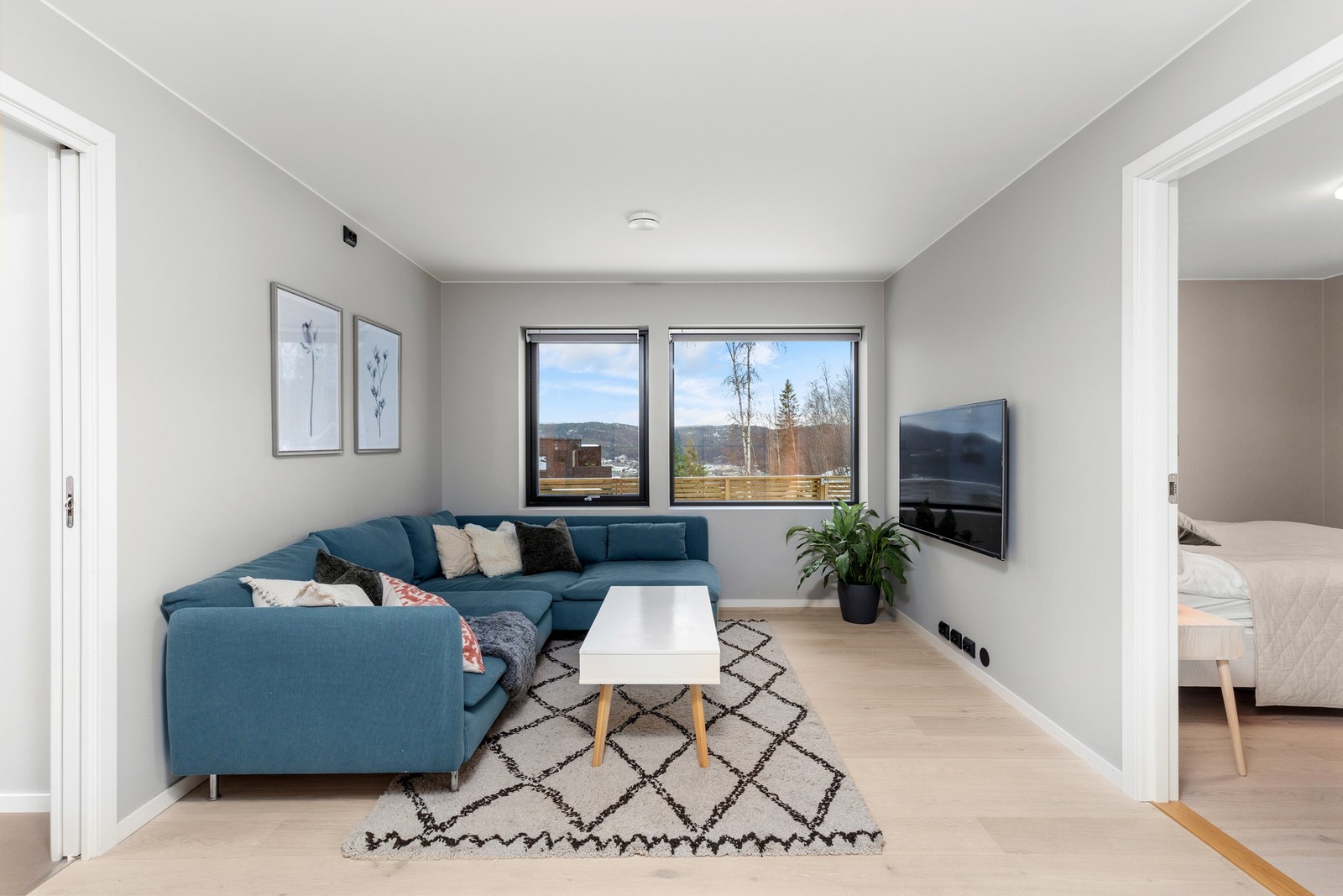 Lys stue i 1. etasje på 19,7 kvm. Galleribilde