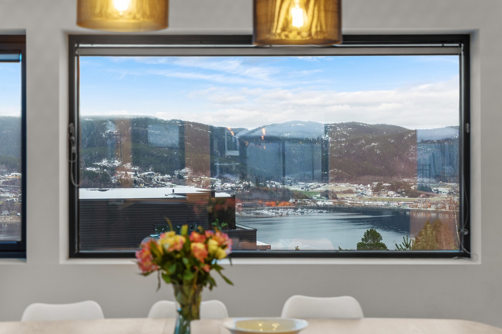 Flott utsikt over fjorden. Galleribilde