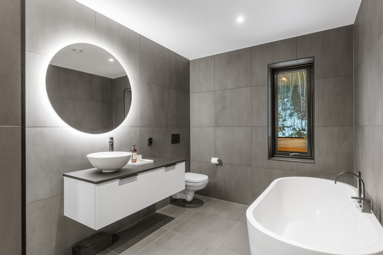 Behagelig og delikat bad med gulvvarme i 2. etasje. Galleribilde