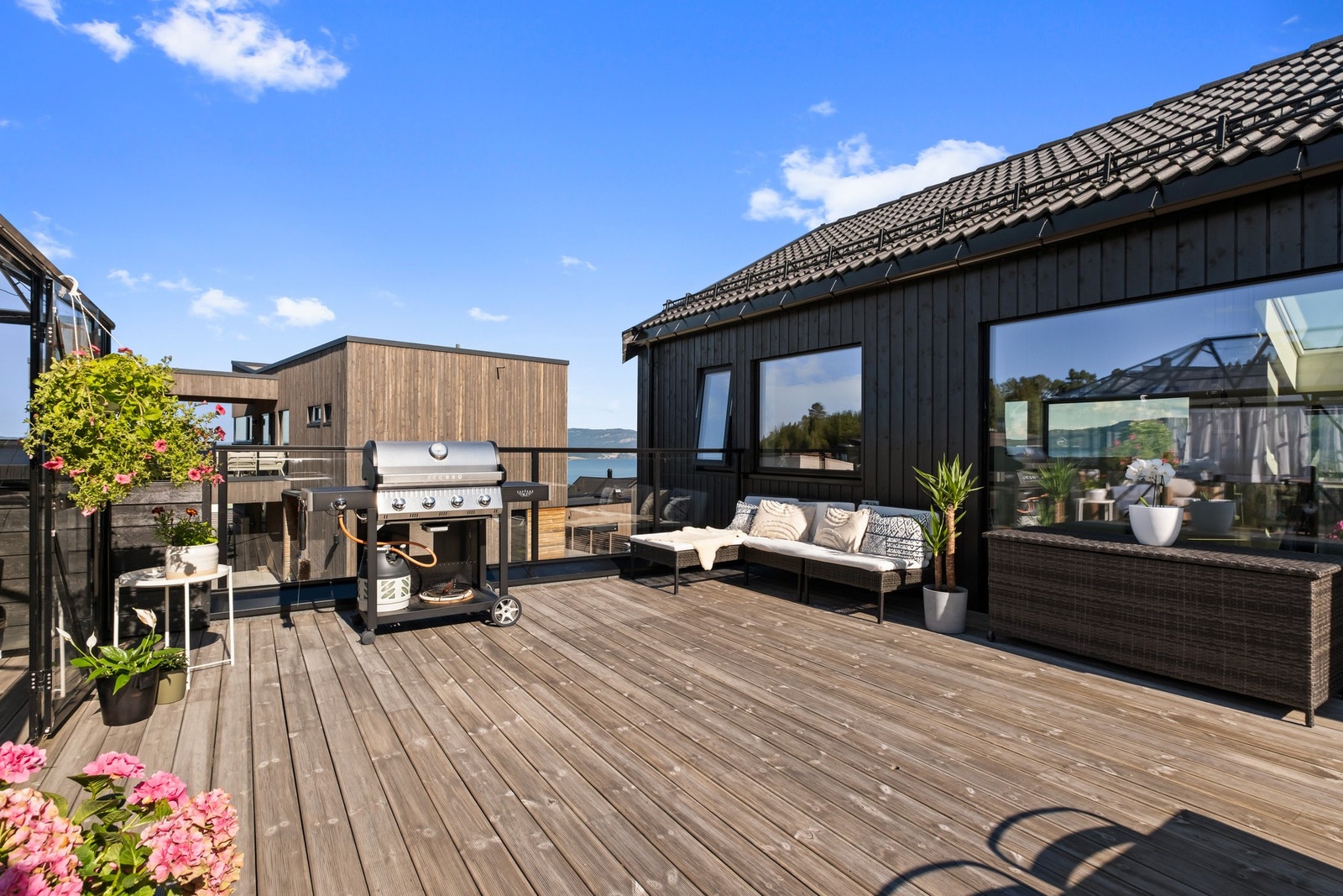 Her er det gode muligheter for å innrede veranda med flere utemøblement. Galleribilde