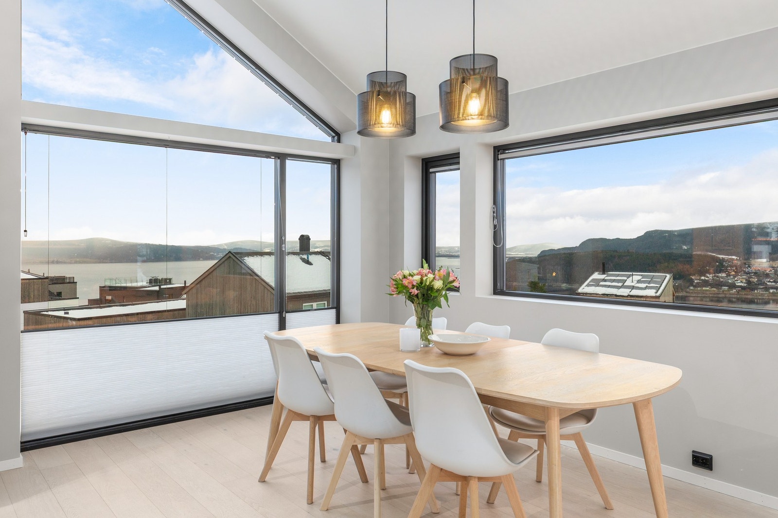 Her er det rikelig med plass til en stor spisegruppe. Galleribilde