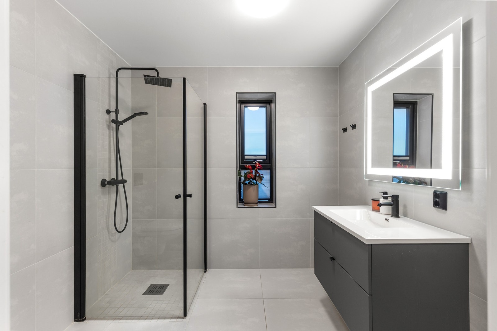 Lyst helfliset bad på 5.6 kvm i 1. etasje. Galleribilde