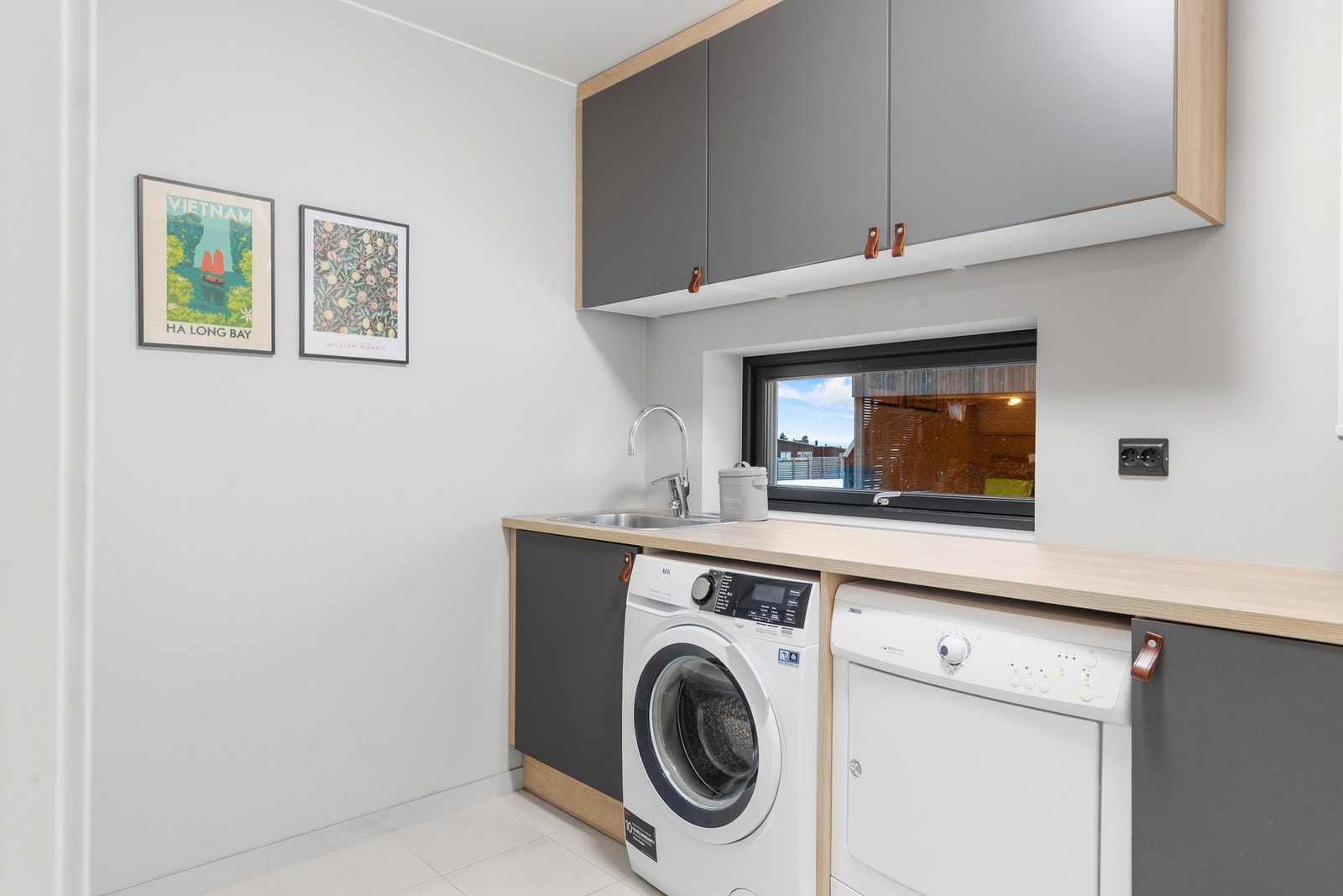 Praktisk vaskerom i 1. etasje, utstyrt med opplegg for vaskemaskin, benkeskap med utslagsvask, ventilasjonsaggregat, VVB, vannmåler, stengeventil vann, vannfordelerskap og sikringsskap. Galleribilde