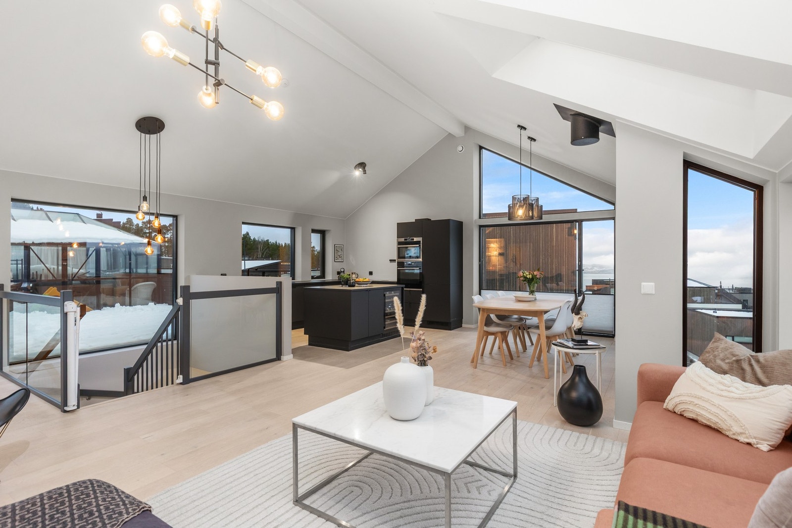 Her er det store vindusoverflater som gir rommet rikelig med naturlig lysinnslipp. Galleribilde