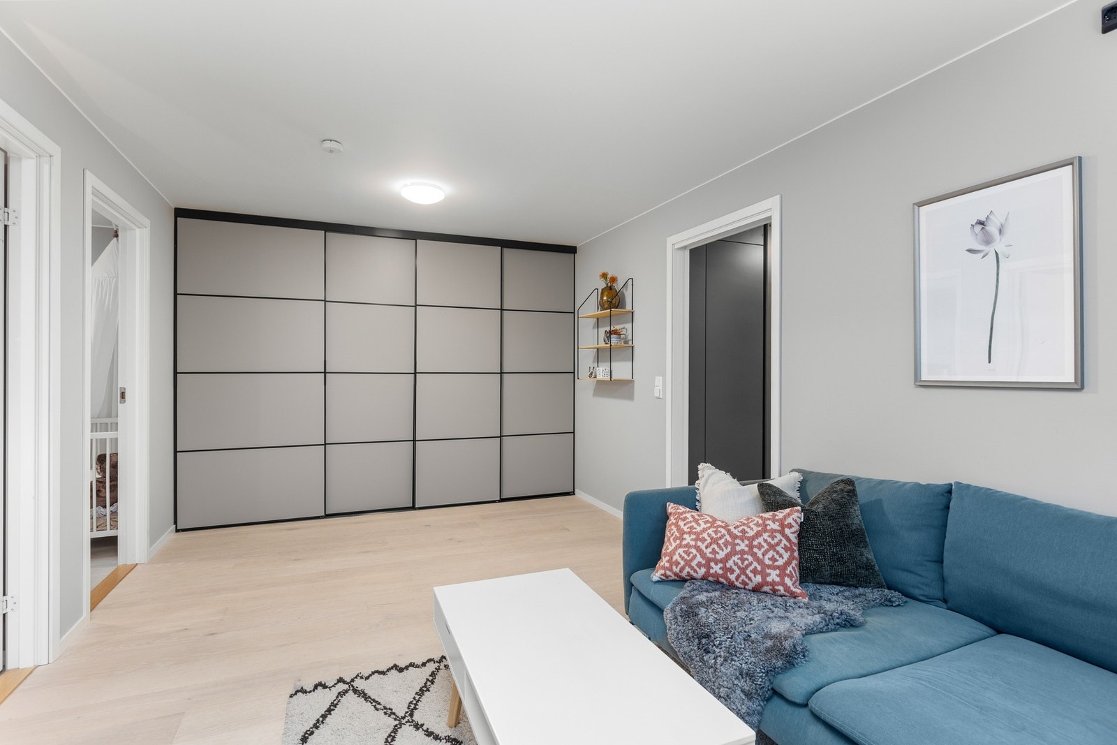 Stuen er utstyr med en stor skyvedørsgarderobe som gir god lagringsplass. Galleribilde