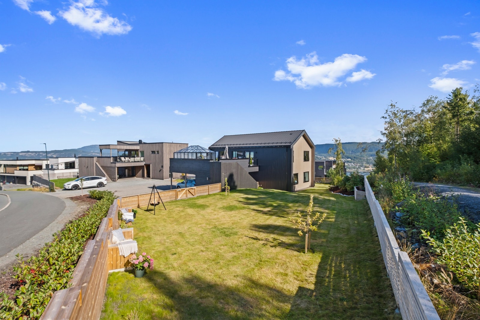 Stor og skjermet hage med inngjerding. - Perfekt for lek og avslapning. Galleribilde