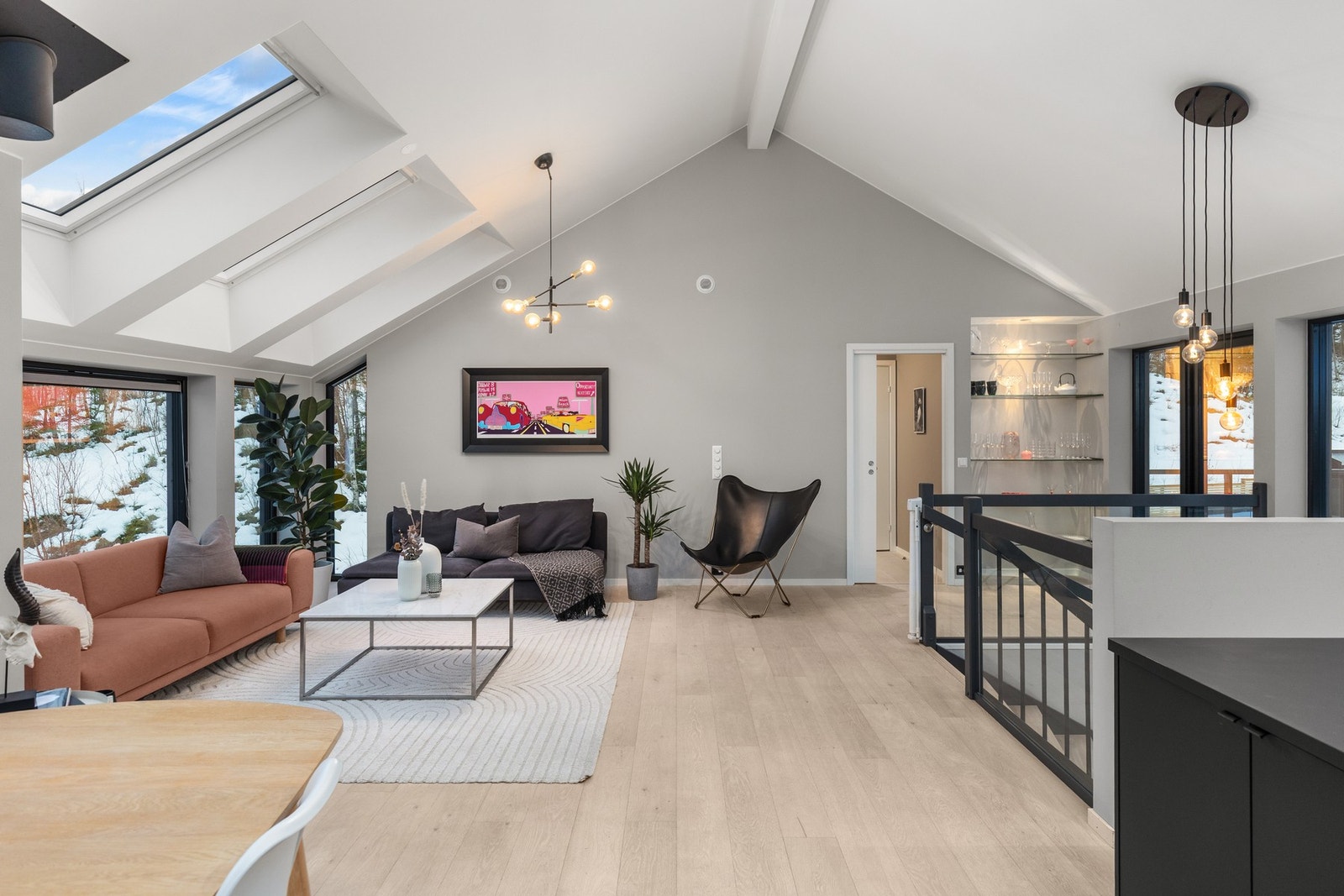 God takhøyde som skaper en luftig atmosfære i rommet. Galleribilde