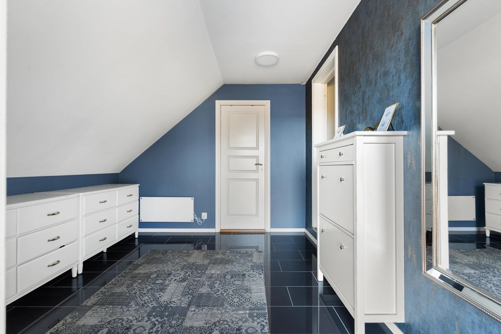 Entre og inngang til Soverom 1. etg Galleribilde