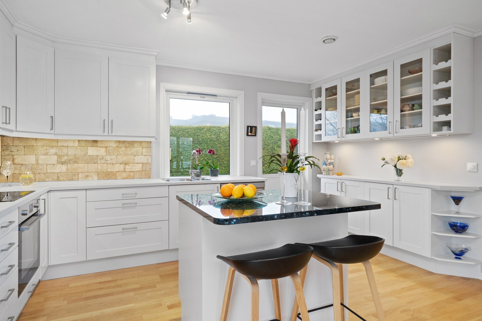 Funksjonelt kjøkken med rikelig benkeplass og lys og fin innredning Galleribilde