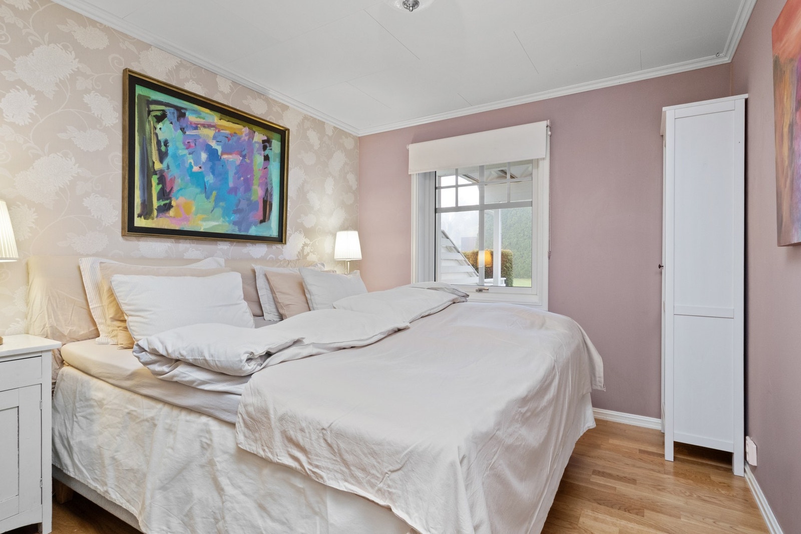 Soverom I har god plass til dobbeltseng og har skyvedørsgarderobe Galleribilde