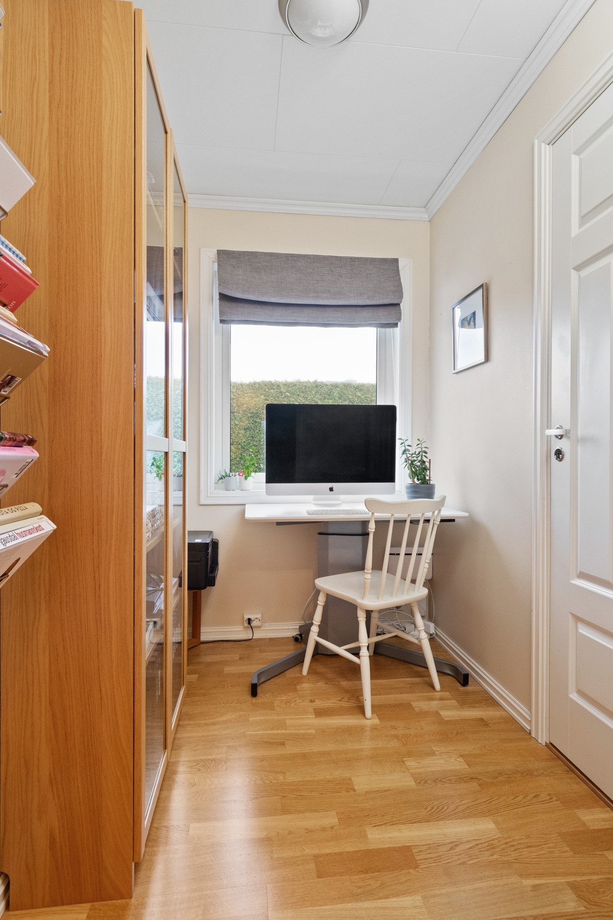 Ved kjøkkenet finner vi et rom brukt som kontor Galleribilde