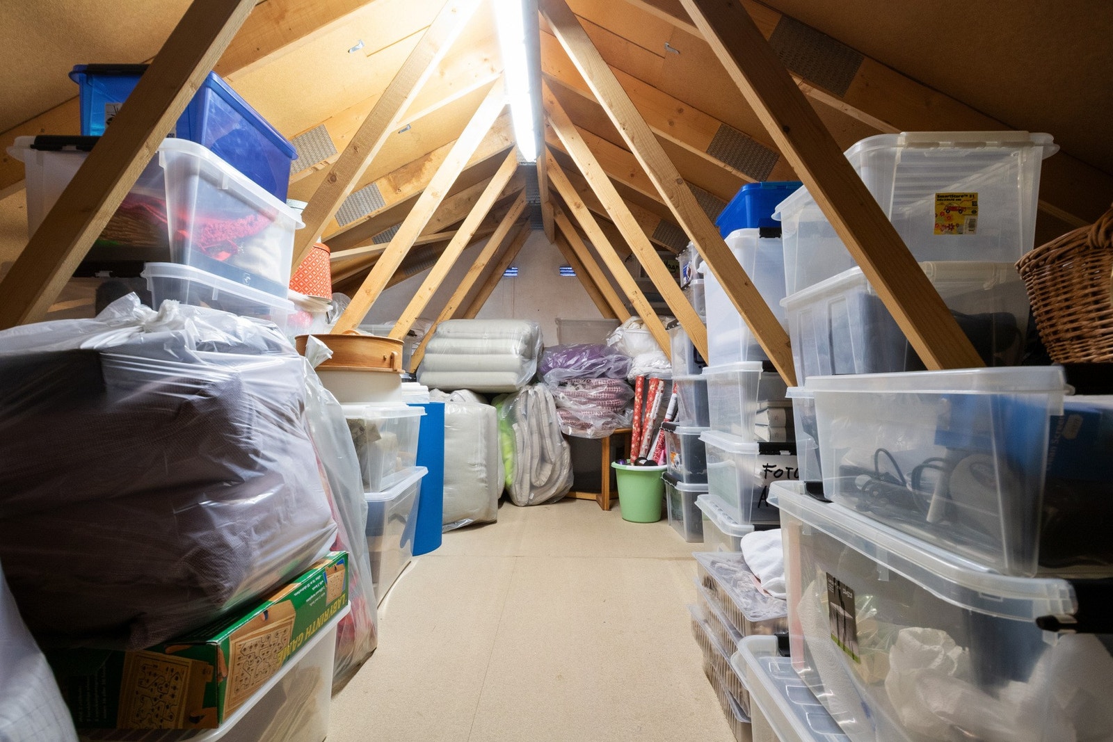 Delvis gulvet loft gir meget god plass til oppbevaring Galleribilde