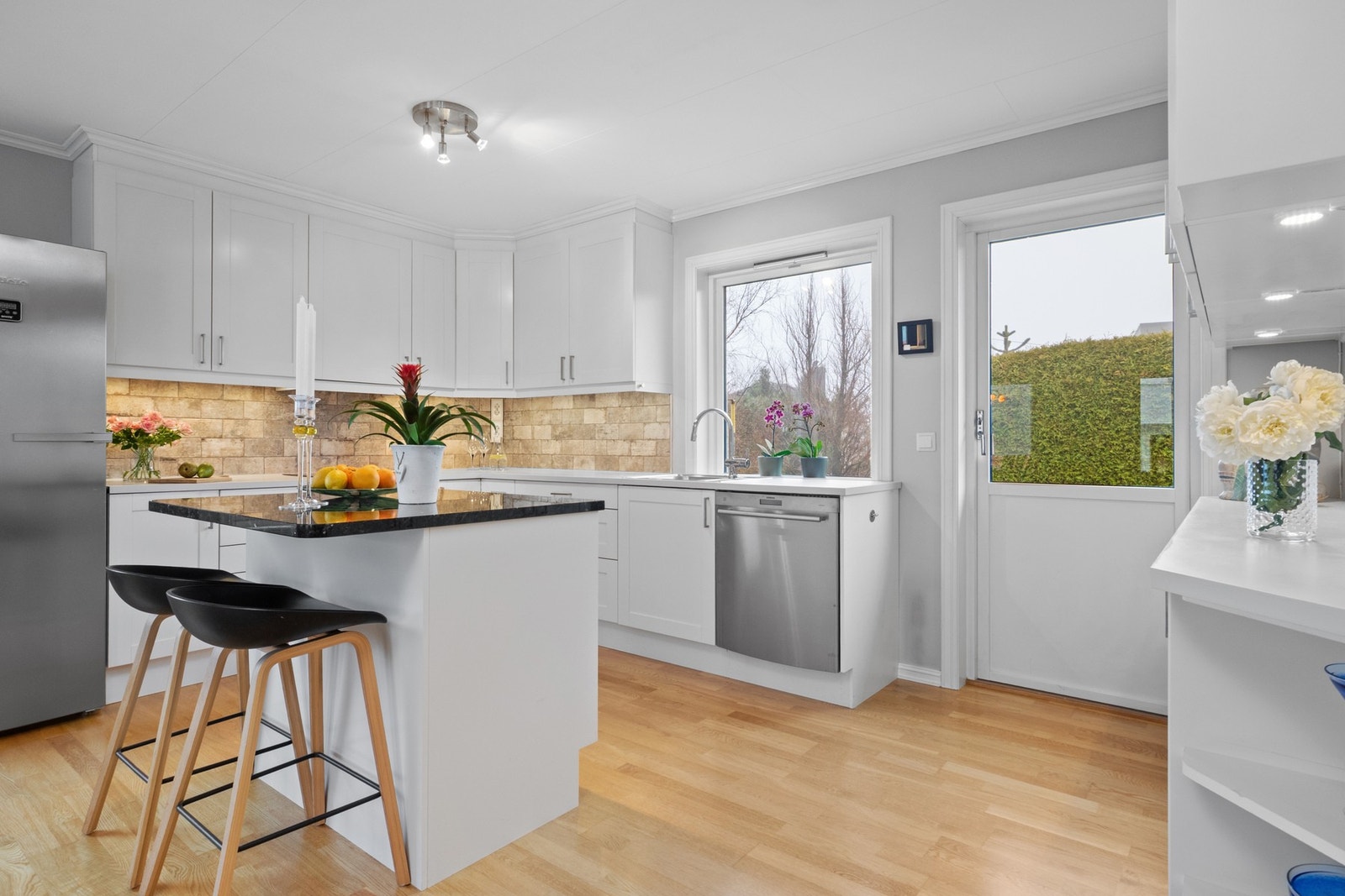 Fra kjøkkenet er det direkte utgang ut til skjermet uteplass Galleribilde