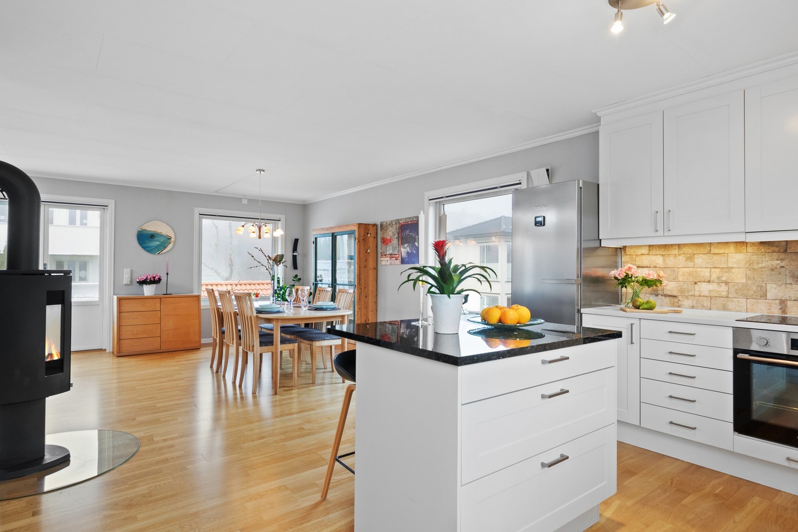 Praktisk kjøkkenøy med hel larvikittplate Galleribilde