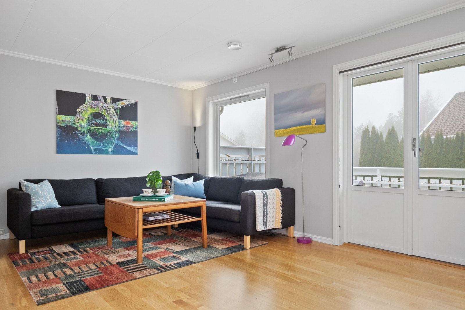 Stuen er lys og åpen med naturlig lys fra store vindusflater og plass til sosial sone Galleribilde