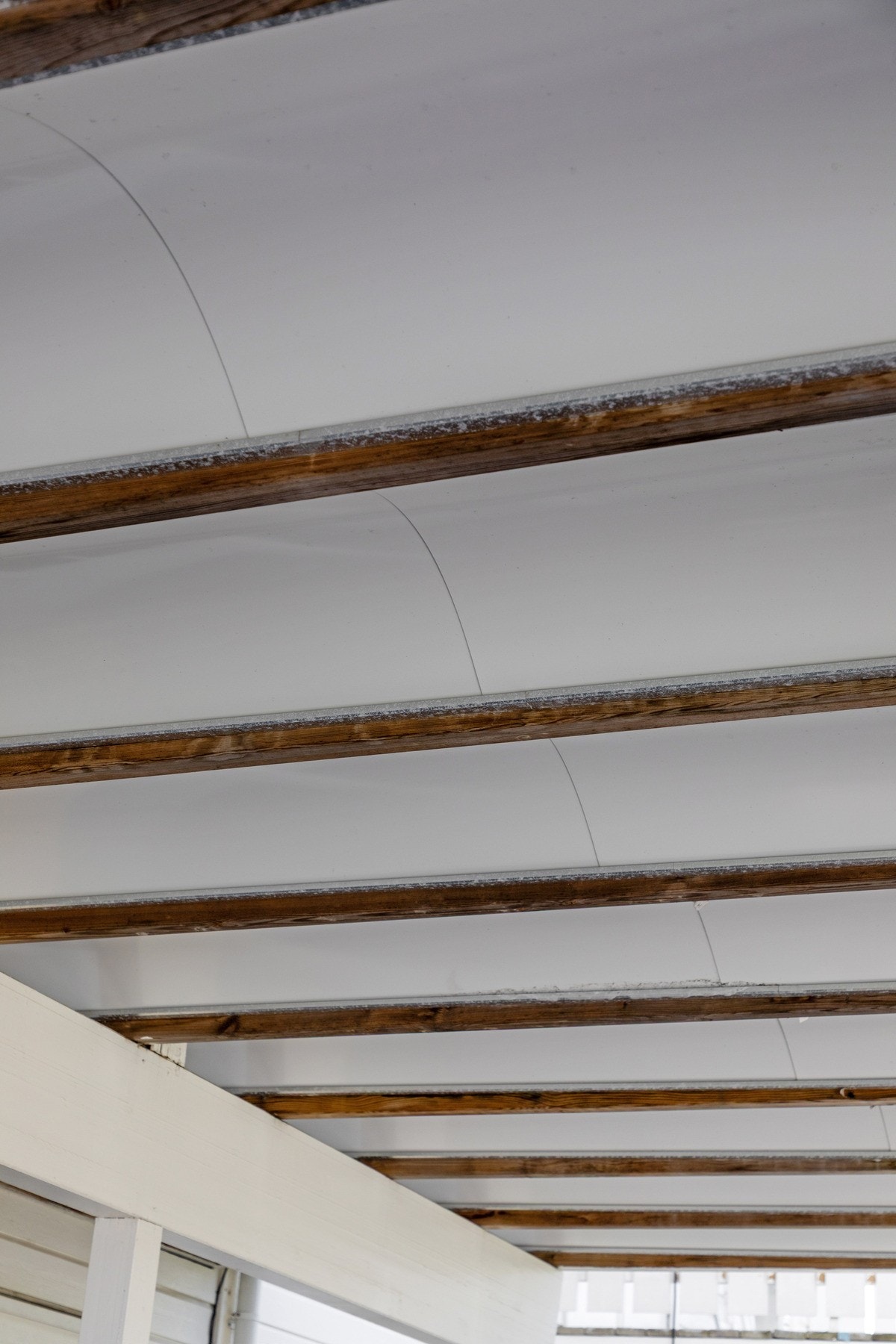 Drypptak over biloppstillingsplassen under balkongen Galleribilde