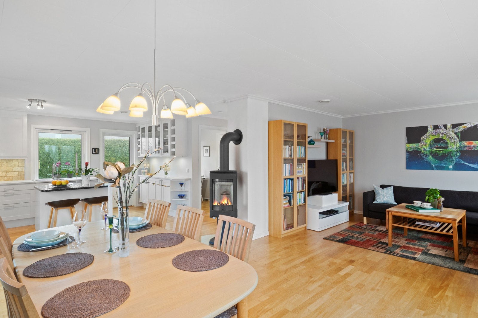 Åpen stue- og kjøkkenløsning med spisestuen plassert perfekt i midten Galleribilde