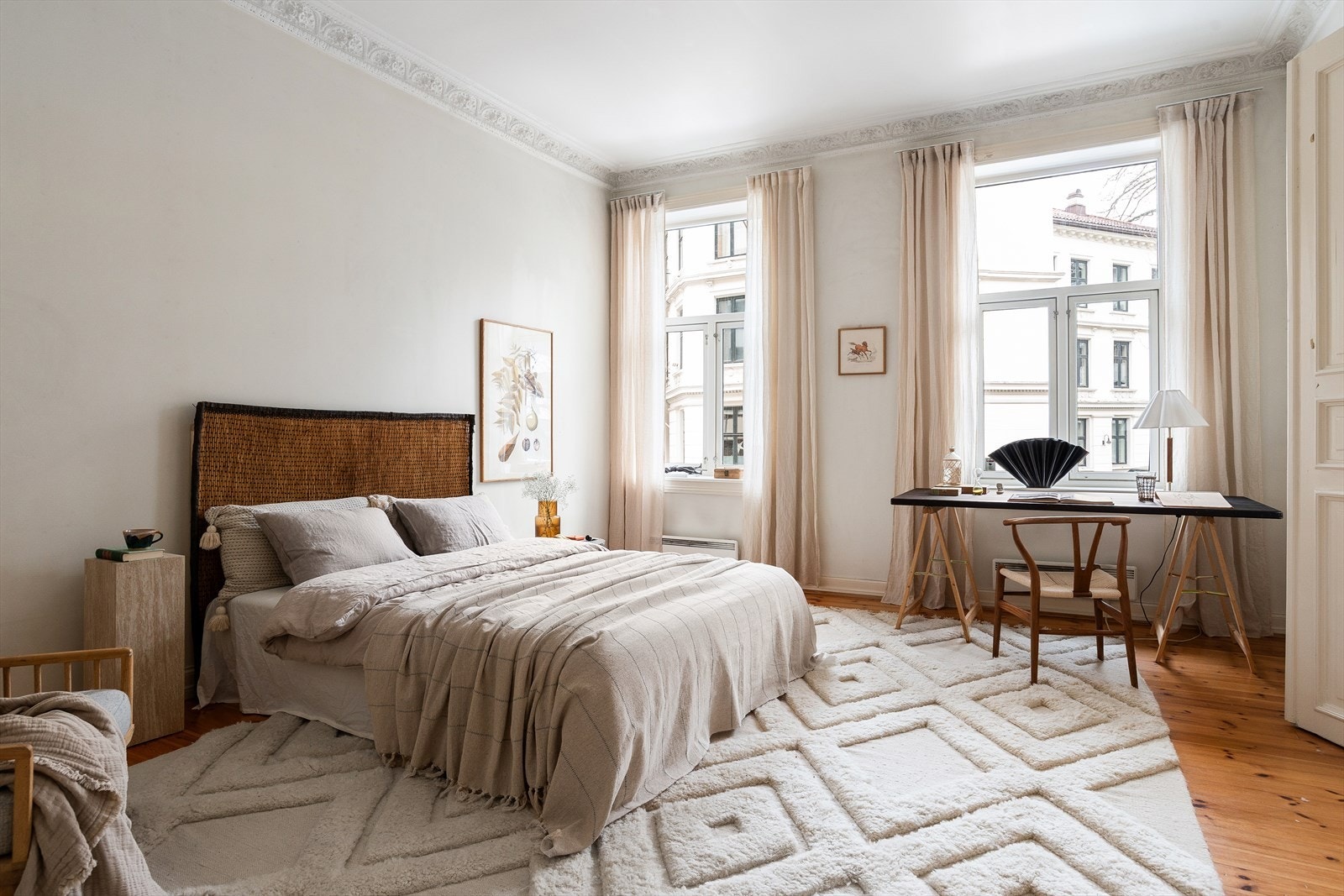 Soverom nr 1 har godt med plass til dobbeltsneg med nattbord på hver side. Galleribilde