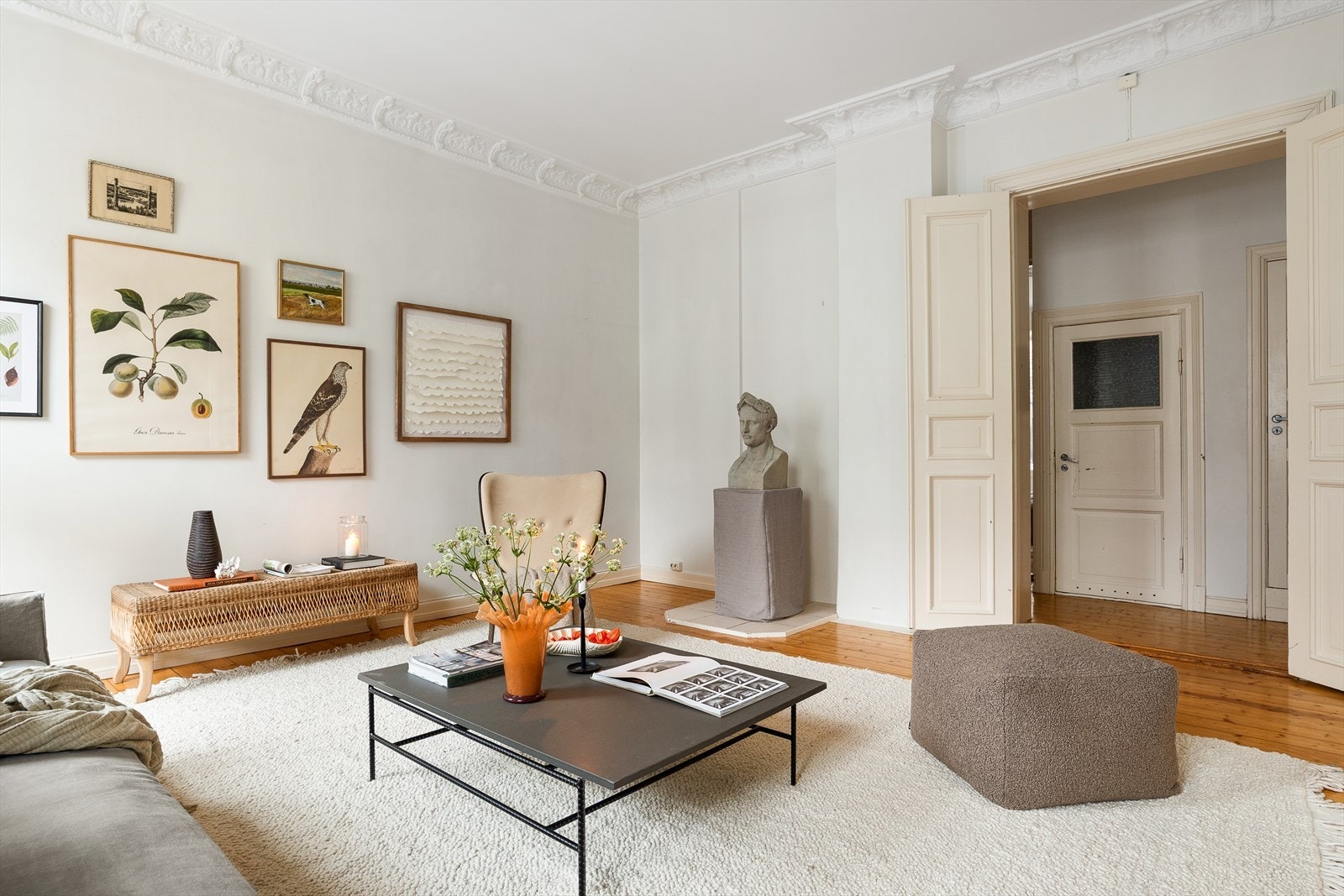 Lys stue med gode møbleringsmuligheter. Her er det klassiske detaljer som stukkatur, rosett og doble fløydører. Galleribilde