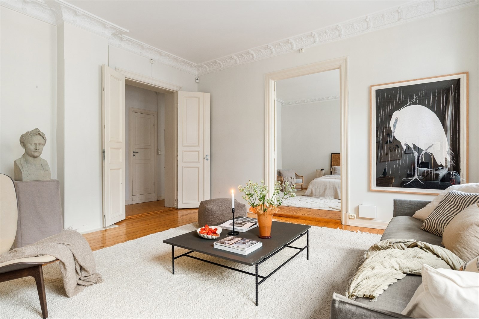 Takhøyde i stuen er på hele 3,15 m. som gir rommet en luftig og god romfølelse, i tillegg er det doble vinduer som skaper mye naturlig lysinnslipp. Galleribilde