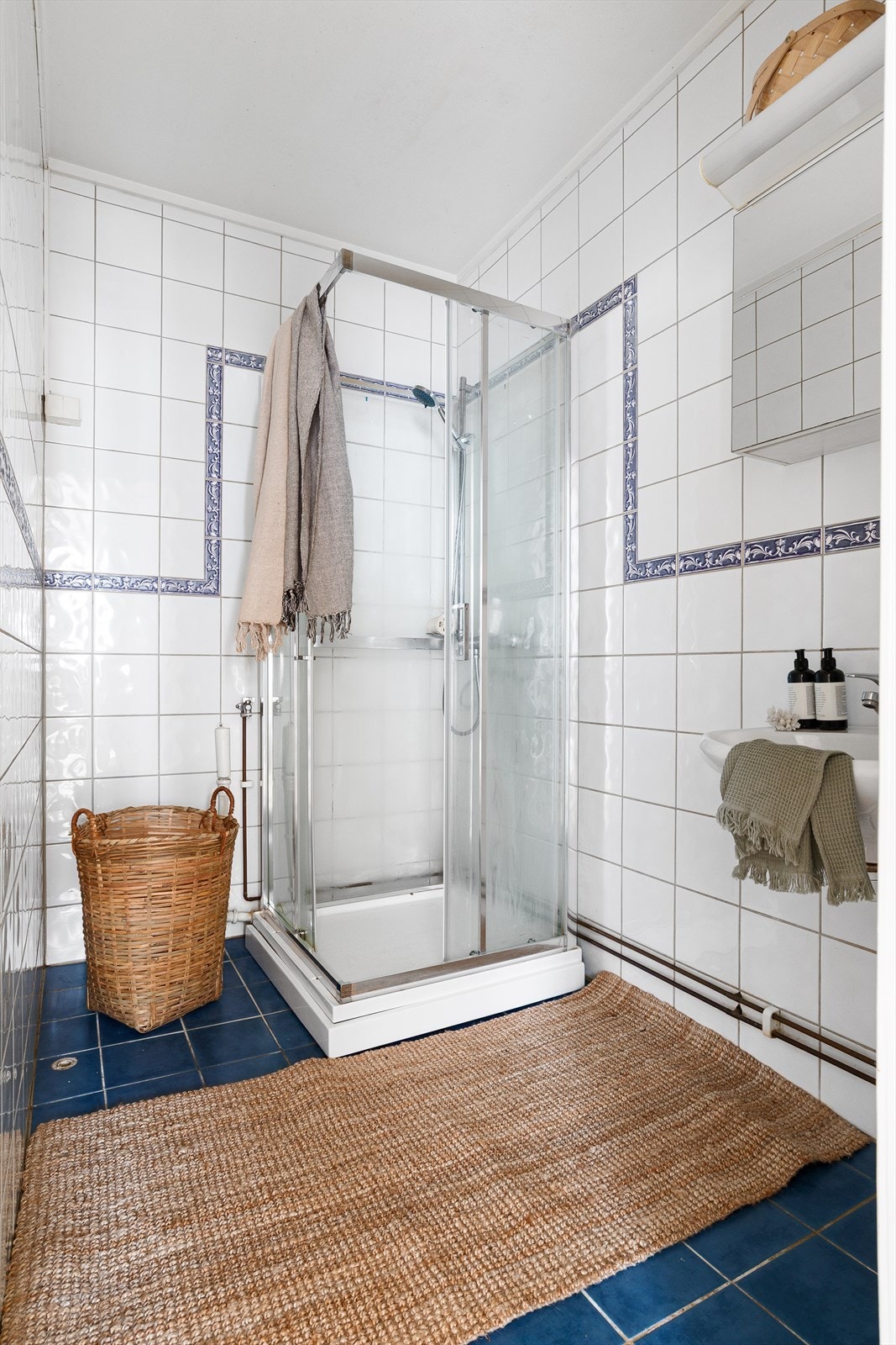 Badet er utstyrt med dusjkabinett og servant med blandebatteri, samt opplegg for vaskemaskin. Galleribilde