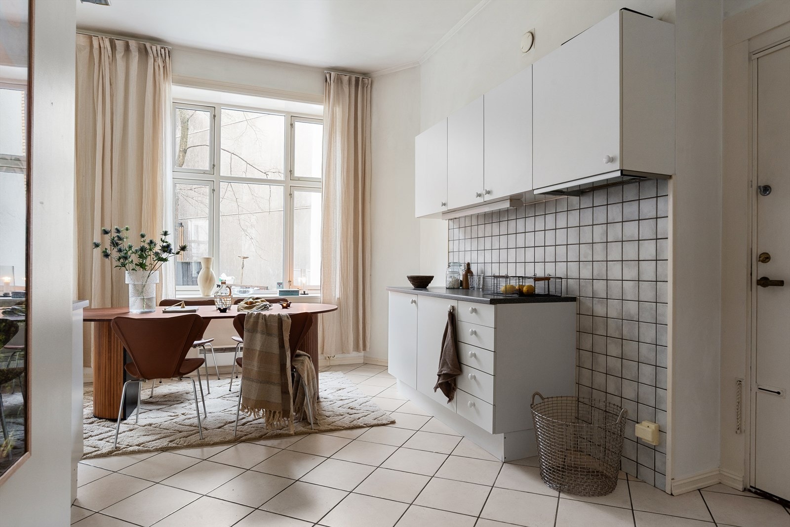 Det er plass til frittstående kjøl/frys, komfyr og oppvaskmaskin. Avtrekksvifte med kullfilter. Galleribilde