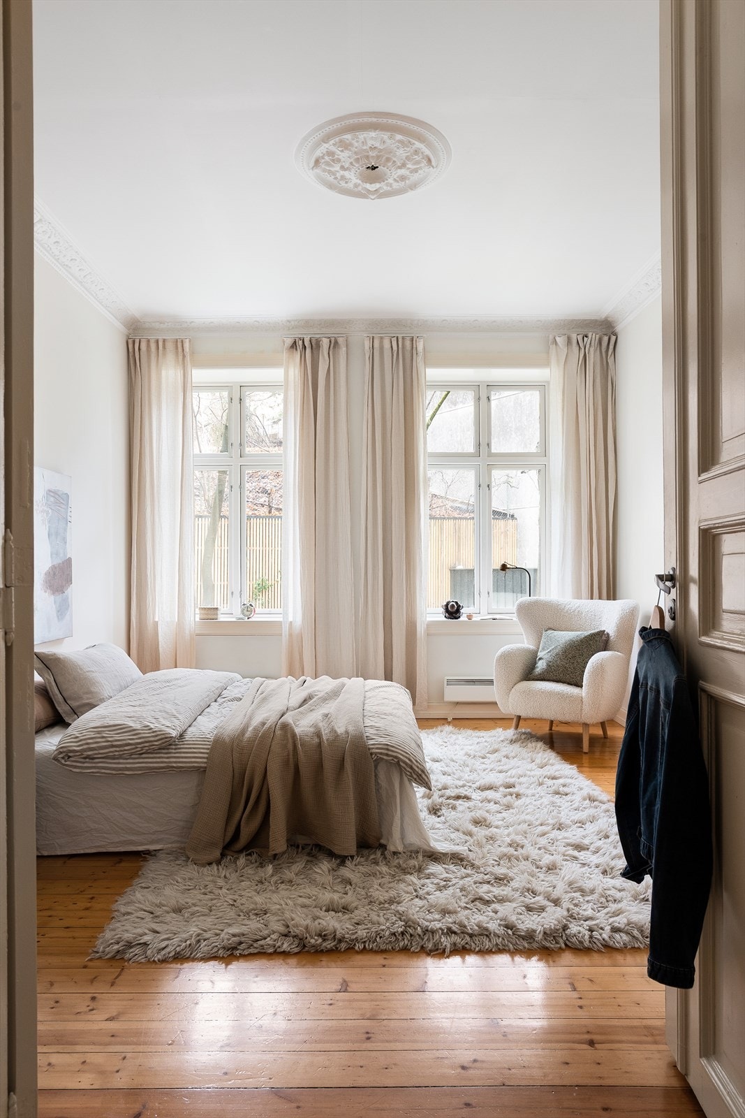 Klassiske detaljer gjennom store deler av leiligheten. Galleribilde