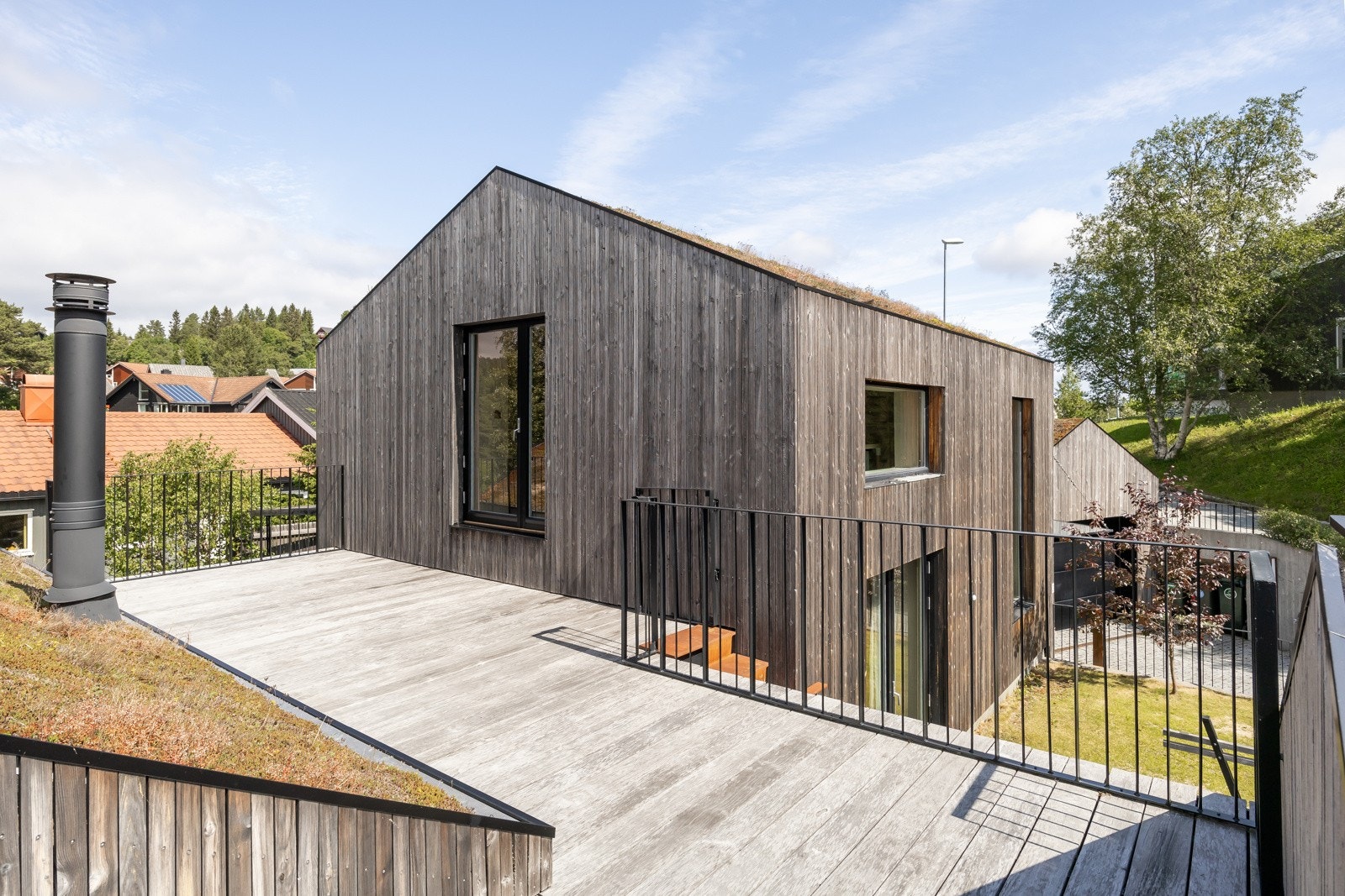 Alle takrenner er sveiset sammen i ett stykke av kobber, det samme gjelder for spesiallagde nedløp i kobber. Galleribilde