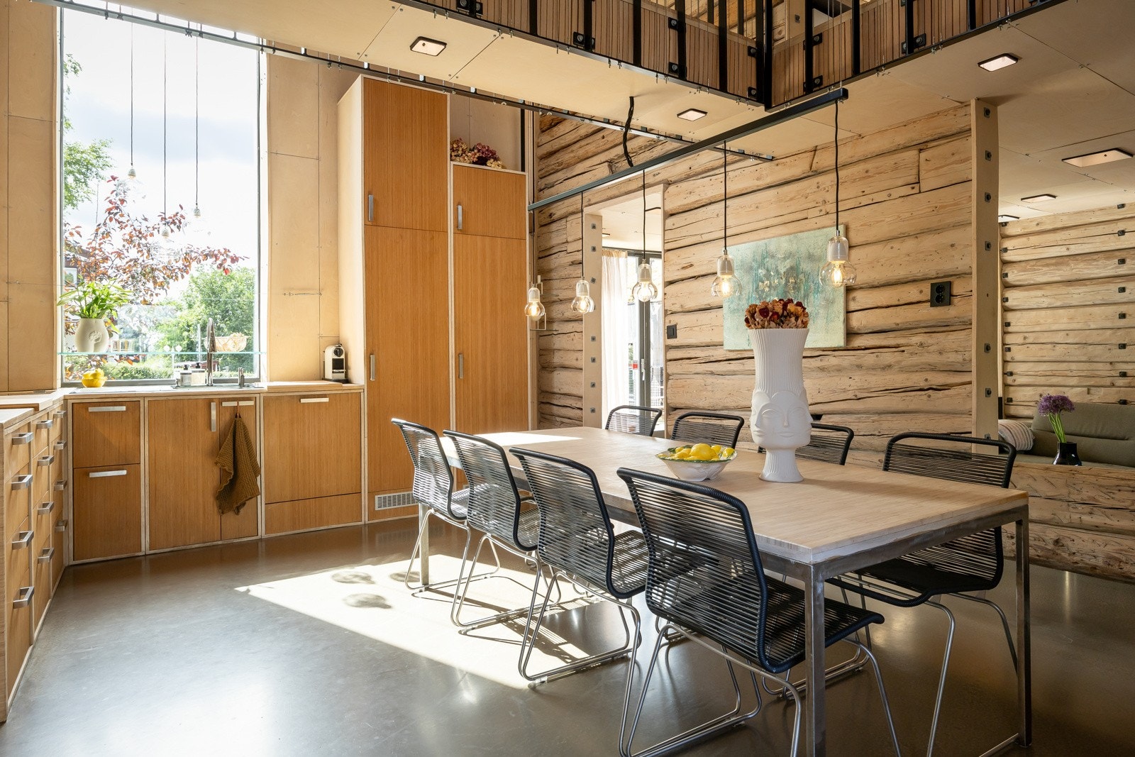 Den åpne stue- og kjøkkenløsningen befinner seg i en flott arkitektonisk atmosfære hvor boligens bru går tvers over rommet. Galleribilde