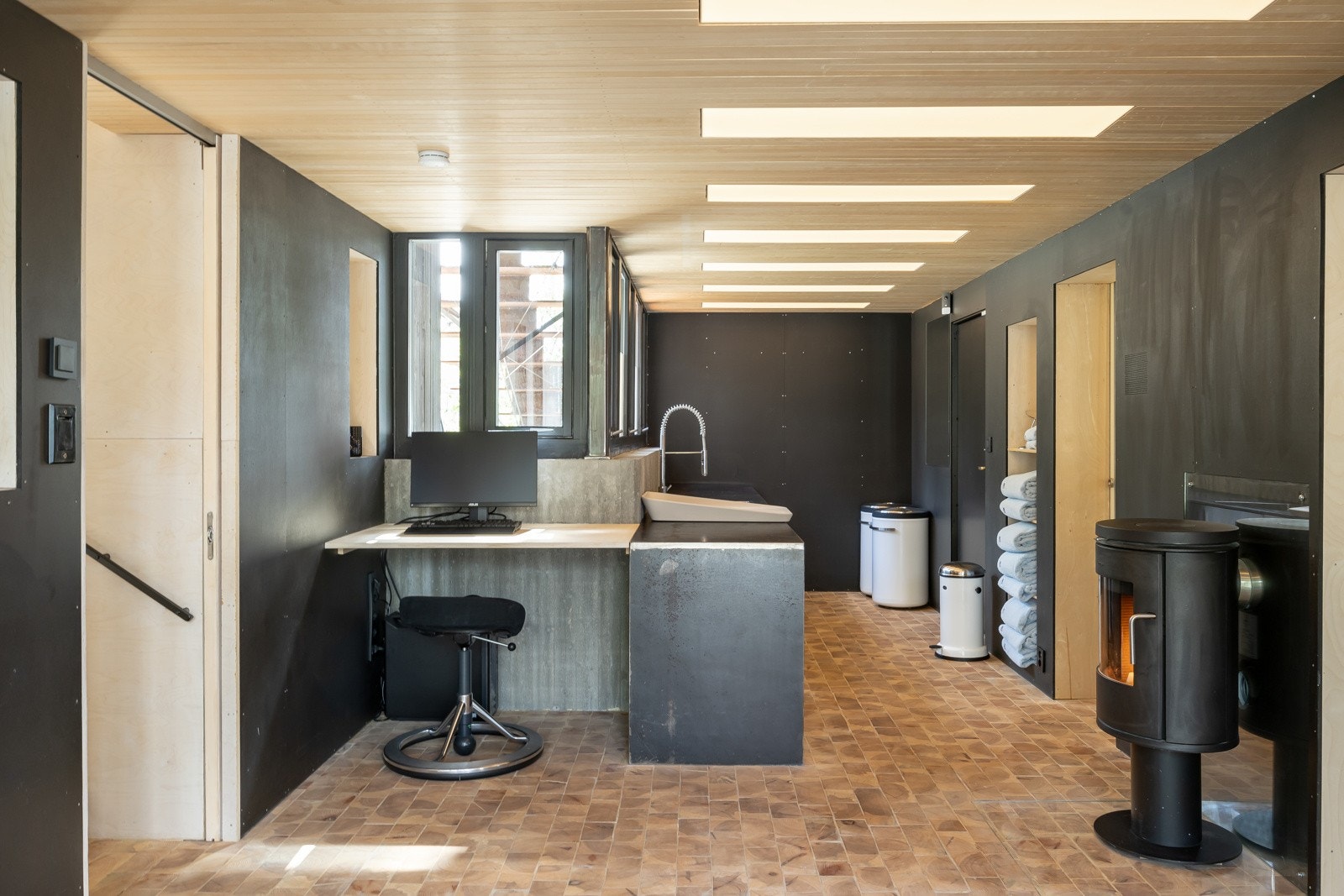 Mellomstua kan benyttes til så mangt. I dag er rommet bruk som praktisk vaskerom, kontor og lekerom. Galleribilde