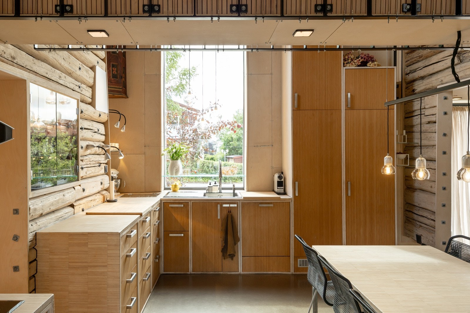 Hvitevarer inkluderer: Fullt kjøl og fryseskap, varmeskuff, ovn, dampovn, micro og koketopp. Galleribilde