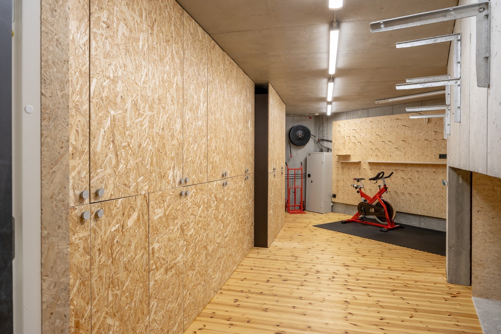 Hele langveggen i kjeller er utnyttet med masse lagringsskap. Kjeller har også vannbåren oppvarming. Galleribilde