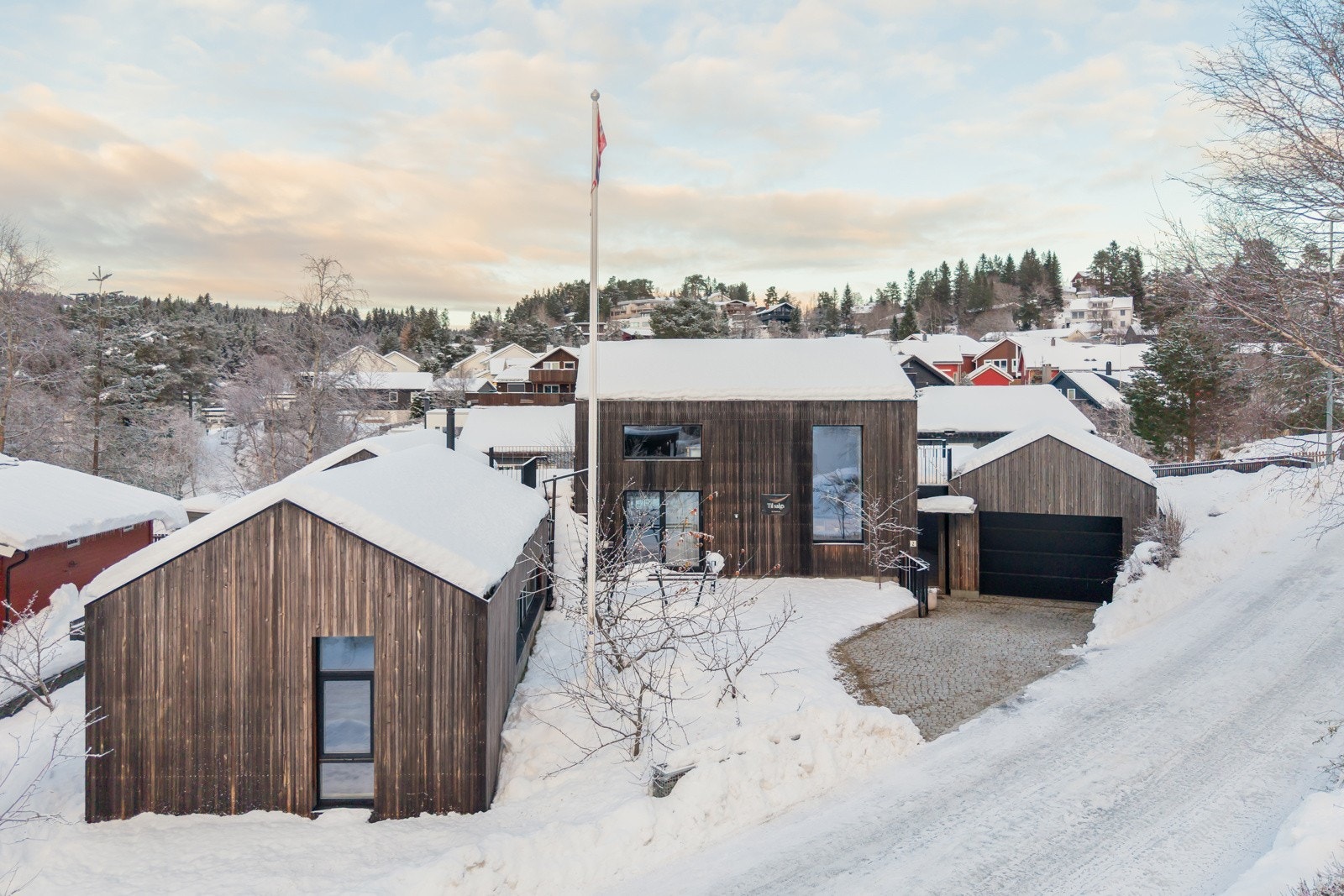 En unik enebolig med et gjennomgående arkitektonisk preg. Dette er en bolig av de sjeldne med tanke på interiør, byggemåte, historie og materialvalg. Galleribilde