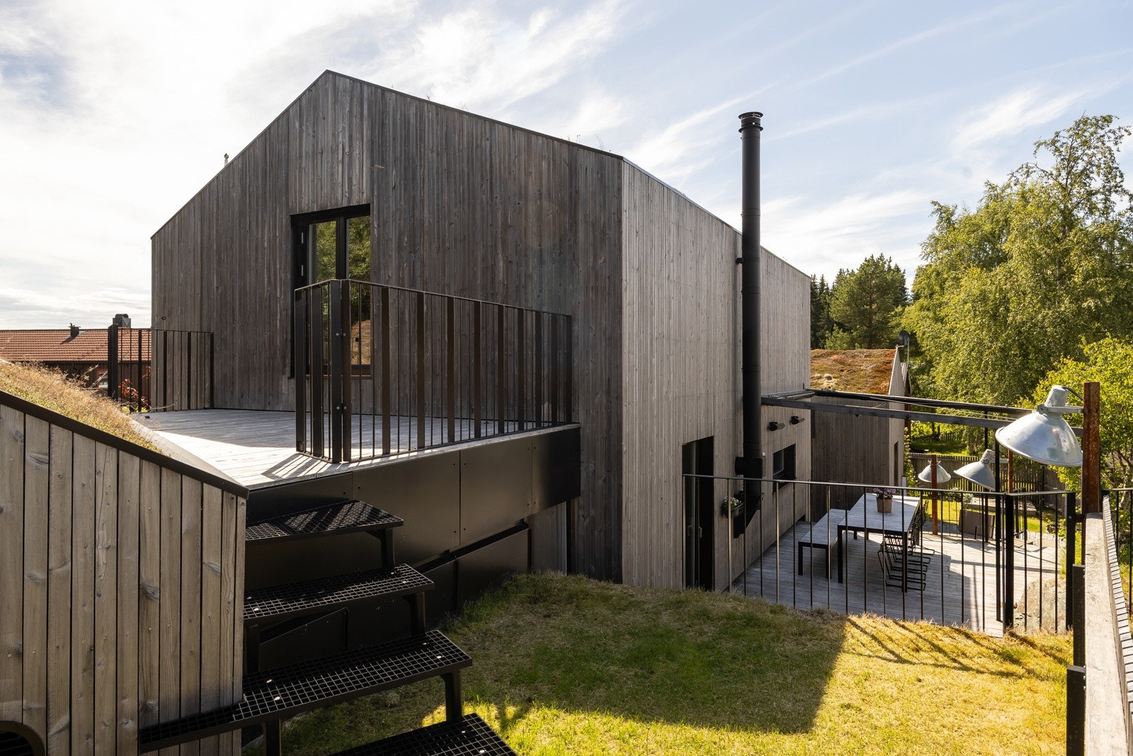 På sommeren har man solen fra tidlig morgen til sein kveld, fordelt på uteplassene. Huset har 2 takterrasser og 4 ulike hagesoner fordelt på framsiden og baksiden. Galleribilde