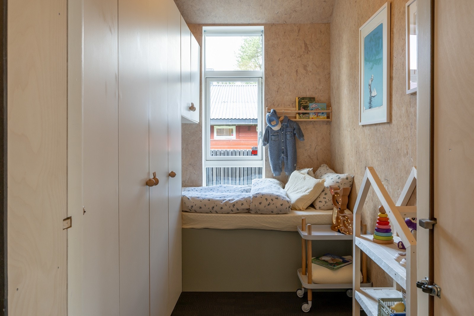 Barnerom med plassbygget lagring. Galleribilde