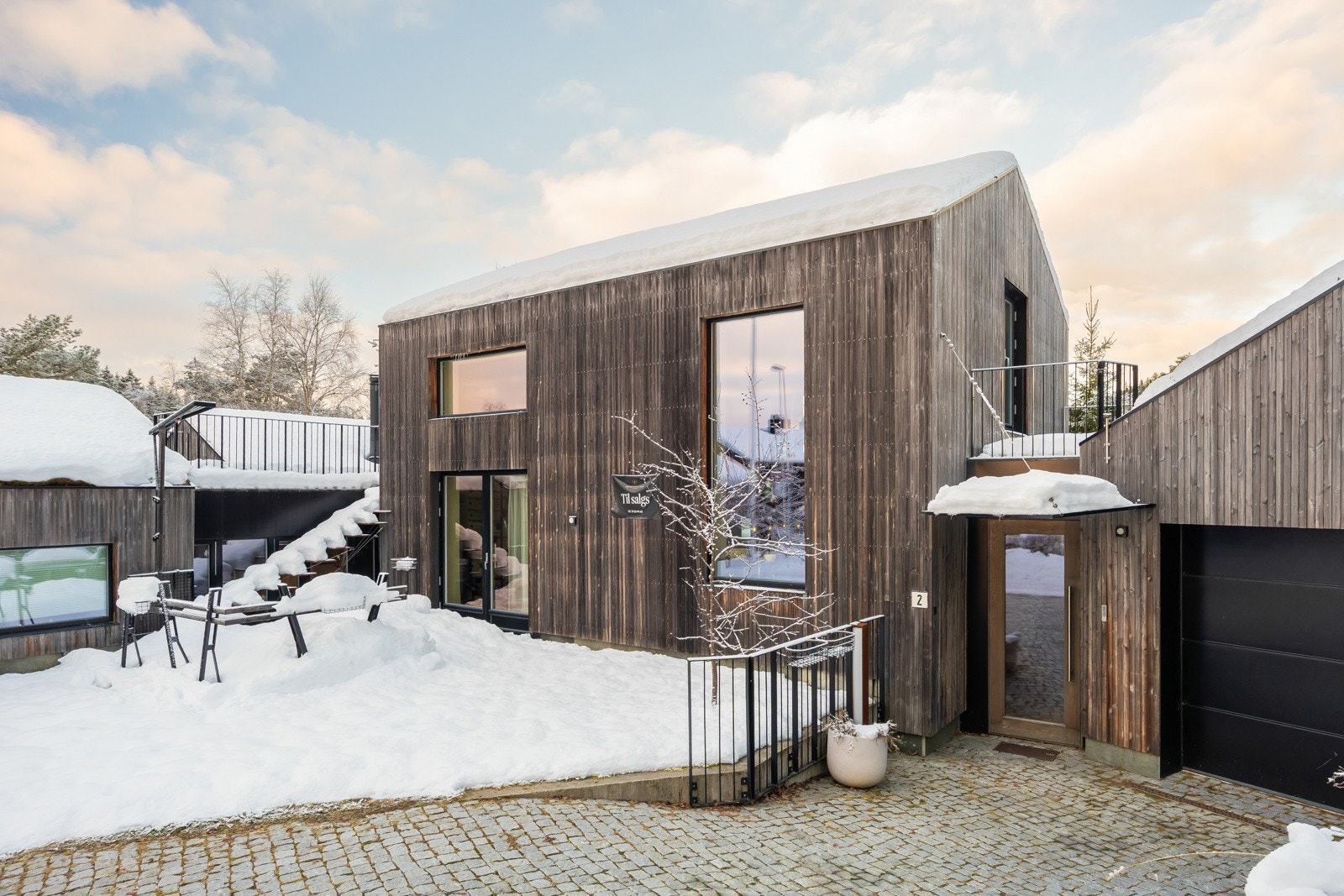 Kledningen er av typen Kebony som gir et fargespill avhengig av været. Når det regner er huset omtrent svart, er det godt vær er huset lysegrått/ sølvfarget. Galleribilde