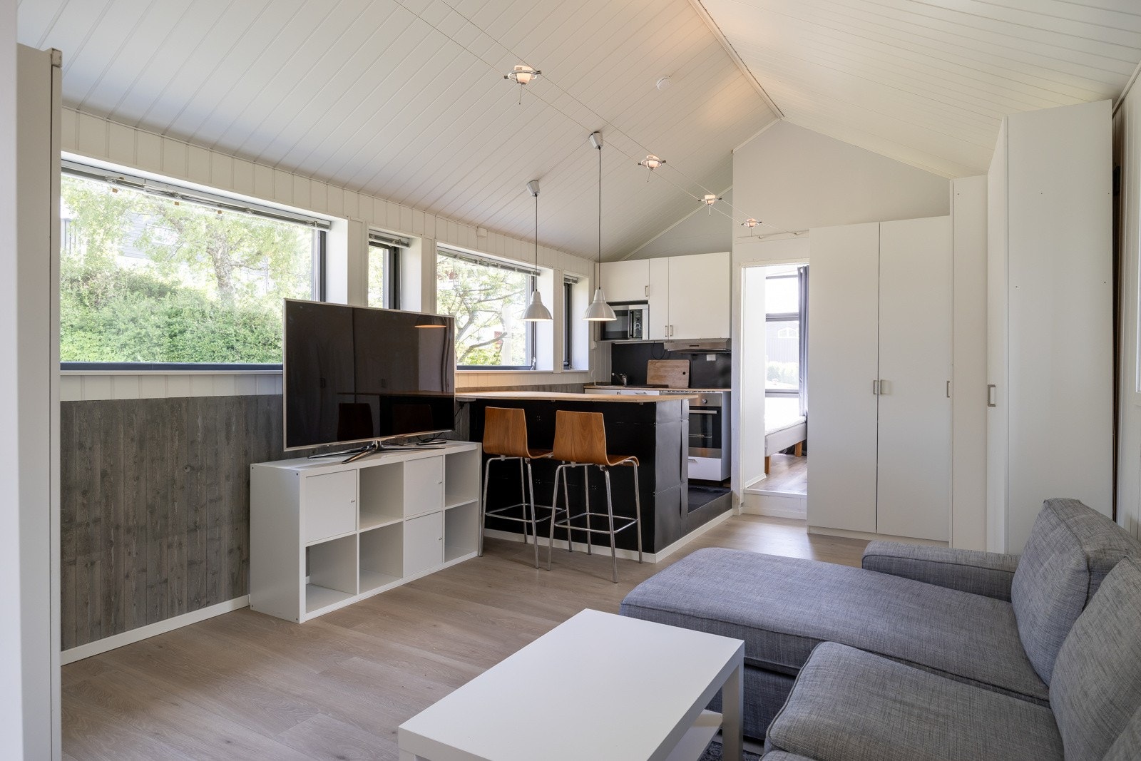 Stue og kjøkken i utleiedel. Utleiedel har oppvarming via det samme vannbårne anlegget som hoveddel. Galleribilde